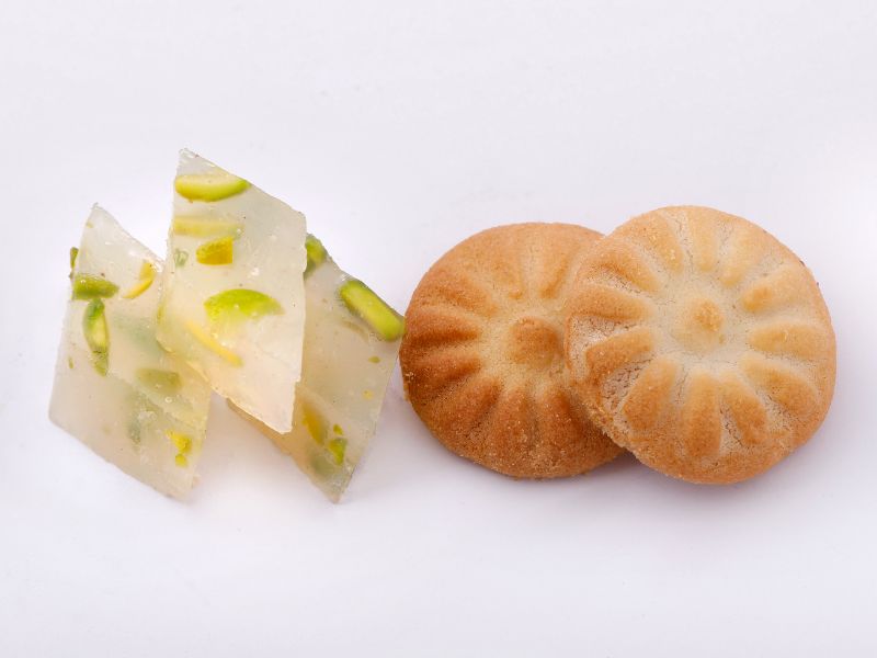 کلوچه ساده و مسقطی هل و پسته